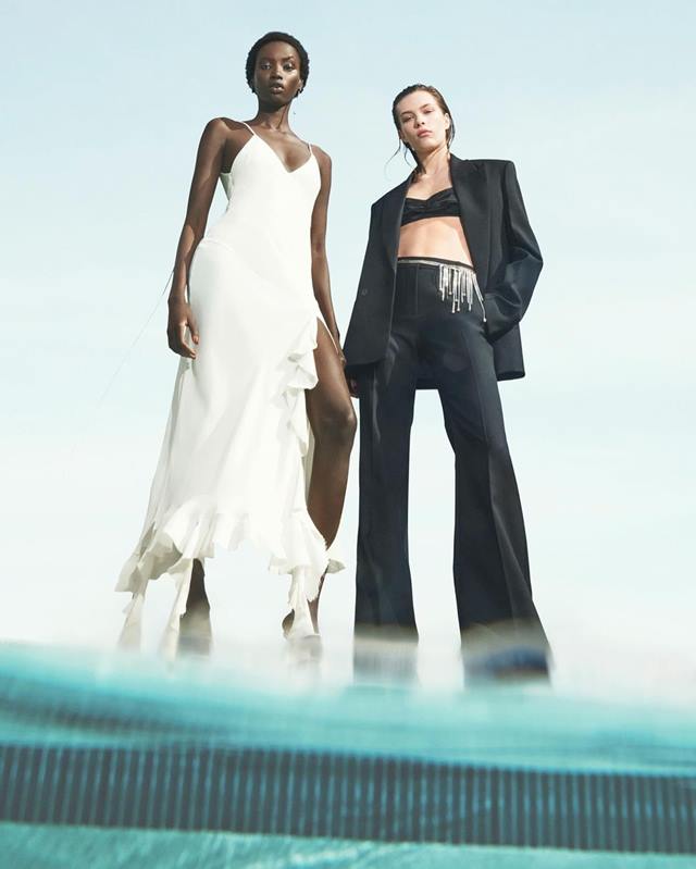 Na imagem com cor, modelos posam com look de Victoria Beckham - Metrópoles